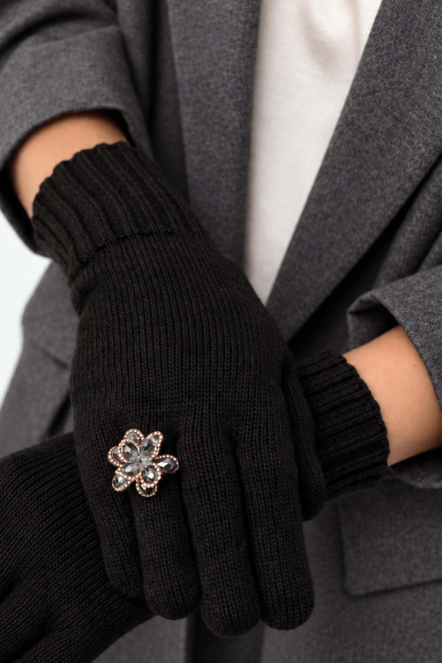 Knitted Gloves with a Sewn-on Ring Appliqué