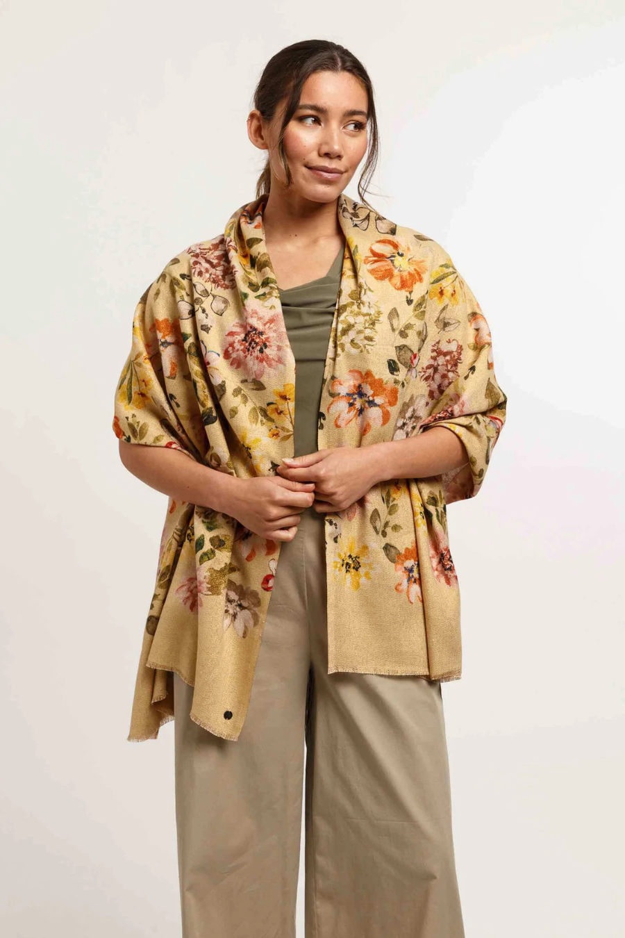 Glittering double-face scarf with a romantic floral print