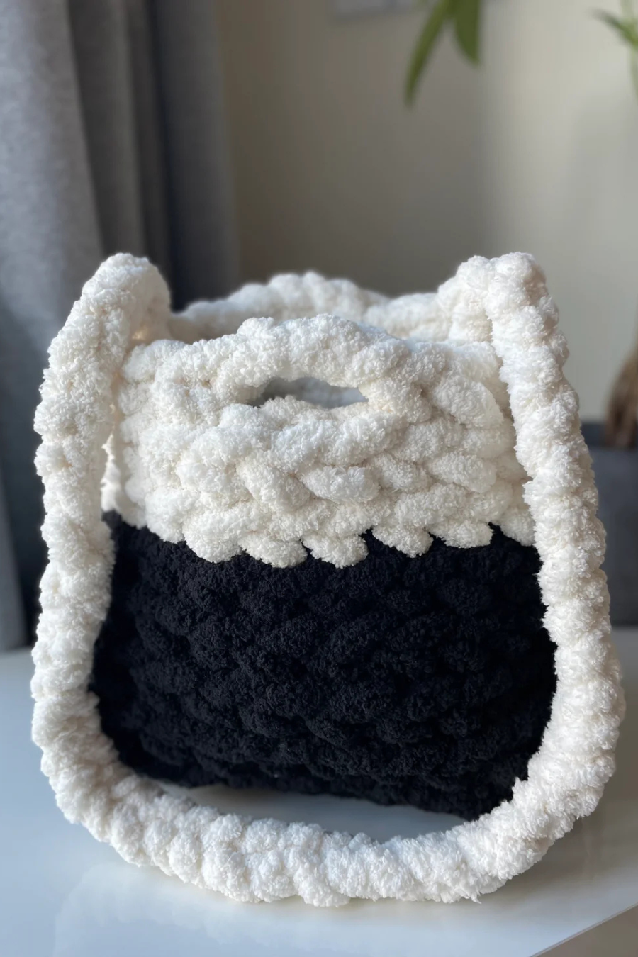 Chunky knit tote crossbody handbag  Black and White