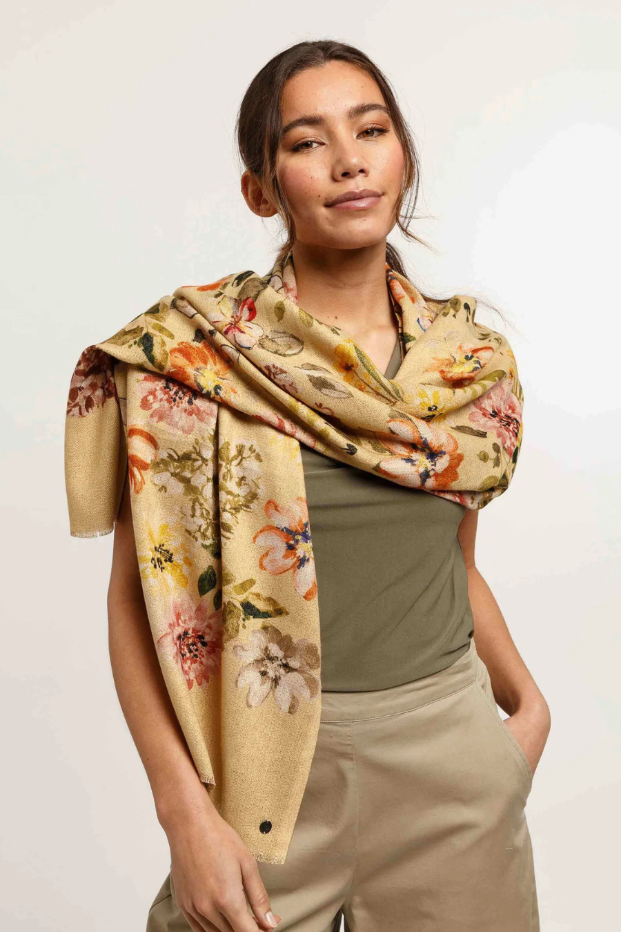Glittering double-face scarf with a romantic floral print